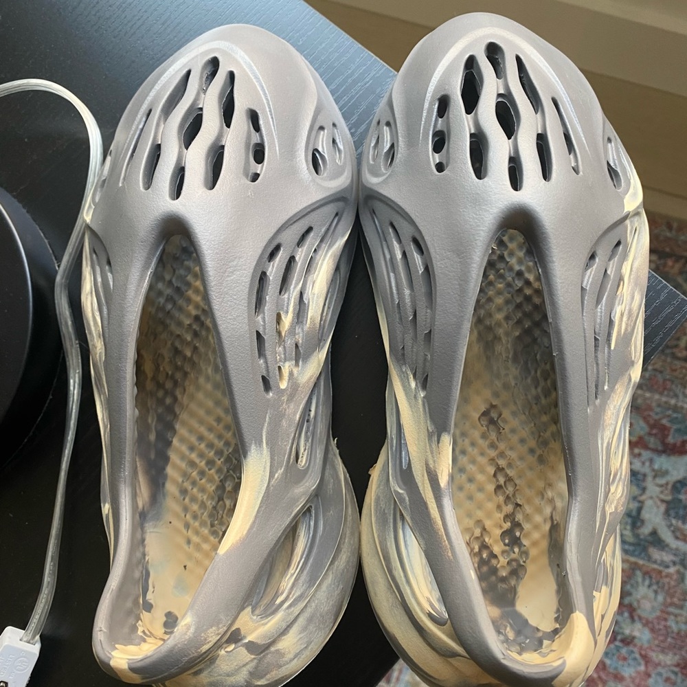 Mens Size 6 Foam RNNR moon